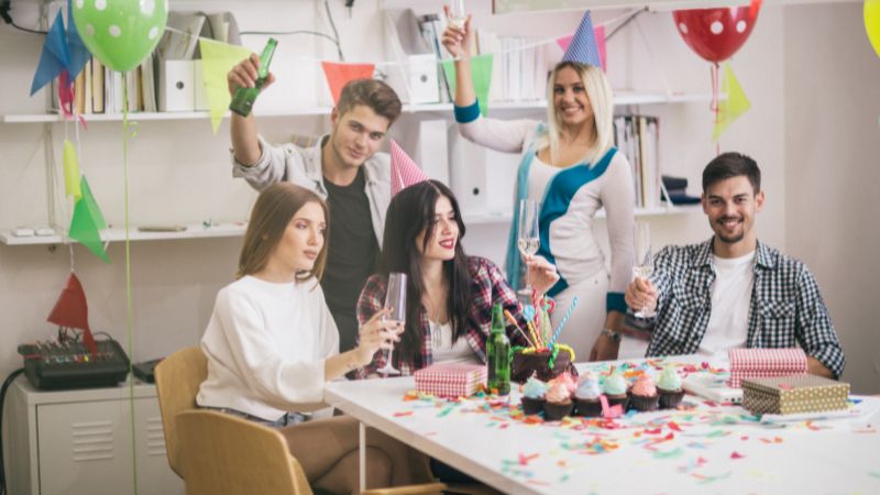 Incorporando a energia do Carnaval no ambiente de trabalho.